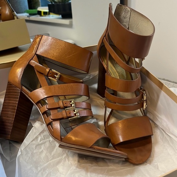Michael Kors sandals 7.5 (fits like 7.5/8) - Picture 1 of 3